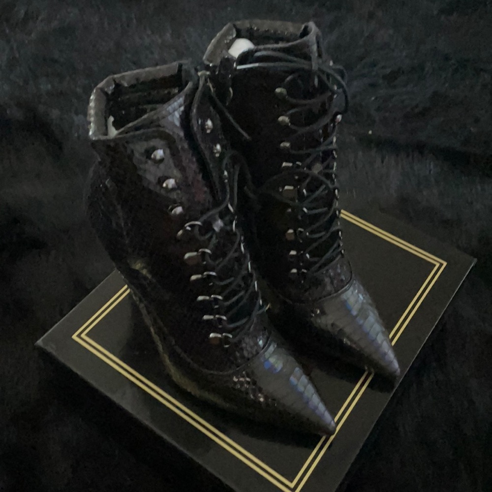 Brand New - WMNS - Blk Snakeskin Lace-Up Booties